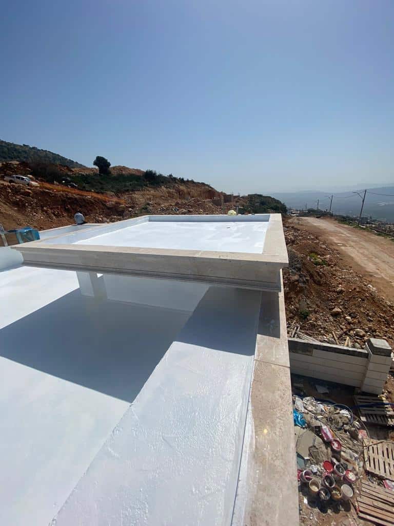 איטום גגות בבאר שבע — איטום הגג נגד נזילות בדרום – בסיס עבודות בגובה עבודות בגובה לאיטום גגות עם מראה של גג לבן ושטח פתוח.