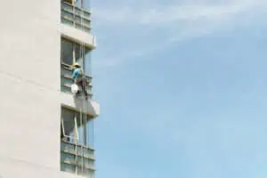 שיפוץ קירות חיצוניים בבית משותף — 5 צעדים לשיפוץ הקירות – בסיס עבודות בגובה שיפוץ קירות חיצוניים