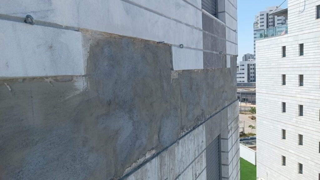 צוות סנפלינג לאחר ביצוע תיקון סגרגציה בבטון בבניין רב קומות בגובה