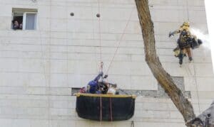 איתור נזילות וסדקים בקיר חיצוני של בניין משותף לפני ביצוע איטום