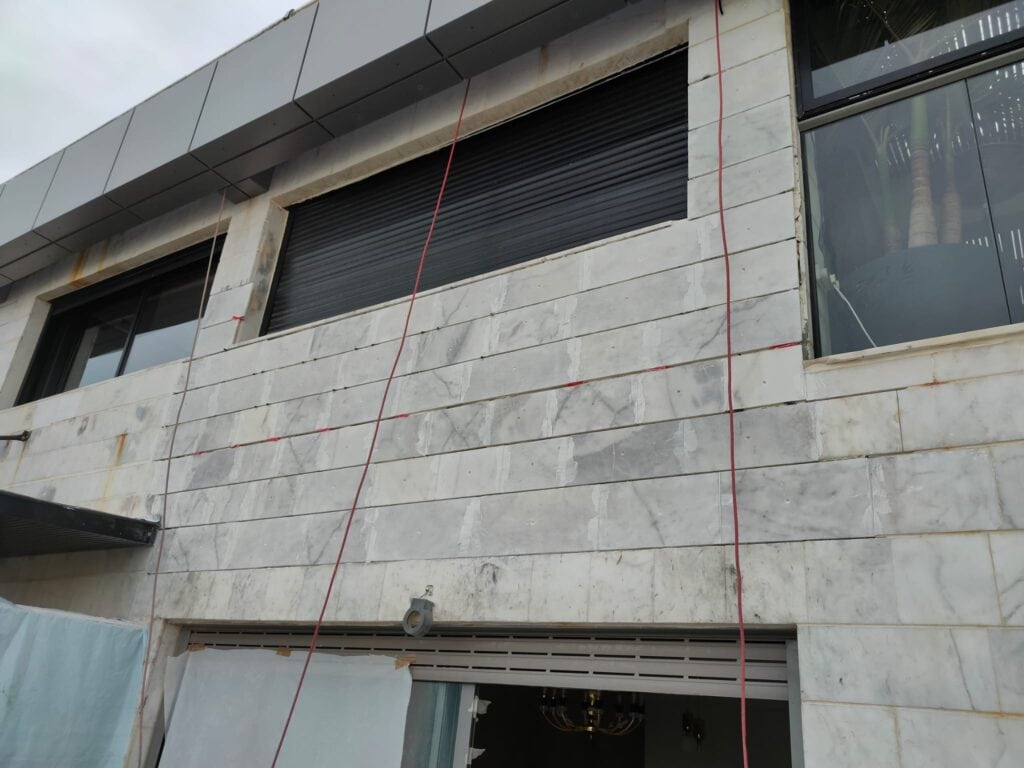 איטום תפרים בקירות חיצוניים בגובה
