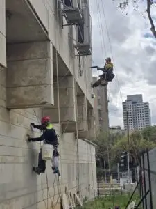 חיזוק אריחים בגובה