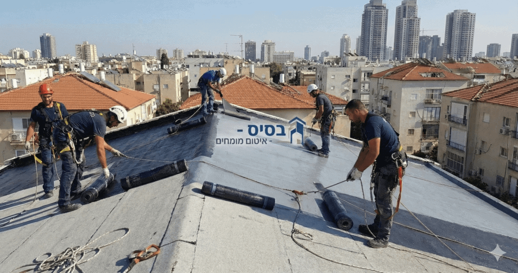 איטום קיר אטיק: נקודת הכשל מס' 1 בגג — ומה עושים – בסיס עבודות בגובה צוות בסיס מבצע איטום קיר אטיק ורולקה בגג בניין משותף