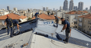 צוות עובדי גובה אוטמים גג בבניין משותף