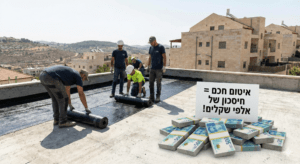 צוות עובדי גובה מבצעים איטום גגות בבית שמש