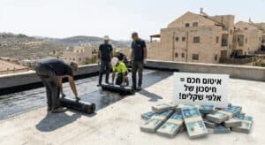 עובדי בניין מבצעים עבודות בגובה עם ציוד בטיחות על גג בניין.
