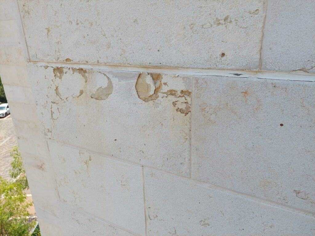 עבודות בגובה על בניין עם קילופים ותחזוקה.