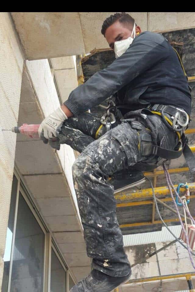 דודו בסיס בעבודת שיקום חזית בגישת סנפלינג