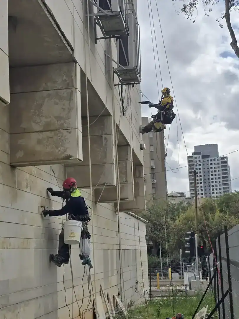 תיקון אריחים נופלים בסנפלינג — קיבוע חיפוי אבן במעטפת בניין | בסיס עבודות בגובה